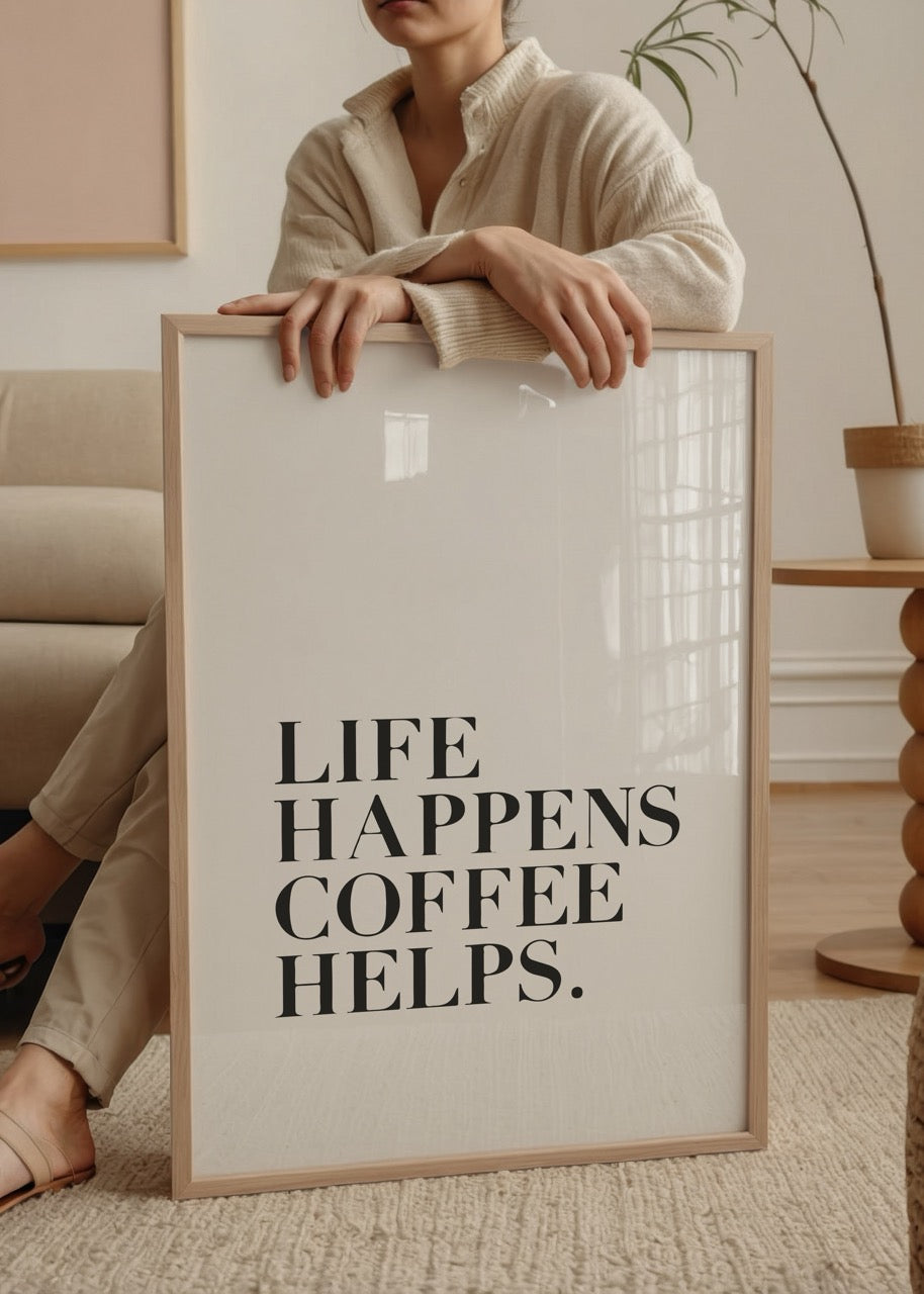 “Life Happens Coffee Helps” yazılı siyah beyaz tipografik kahve posteri.