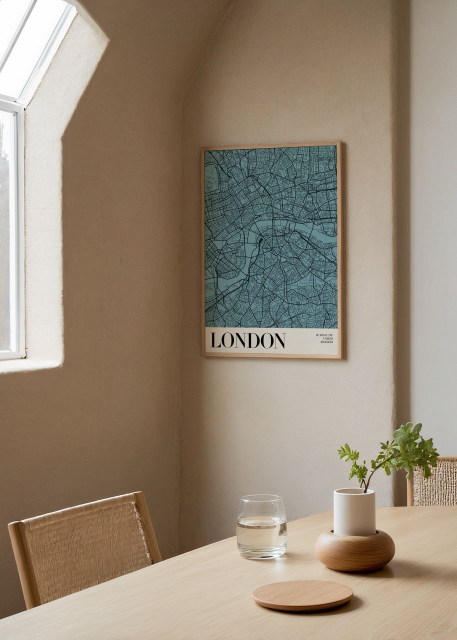 Mavi zemin üzerine siyah çizgilerle oluşturulmuş Londra şehir haritası posteri, modern ve minimalist dekor için tasarlanmıştır.