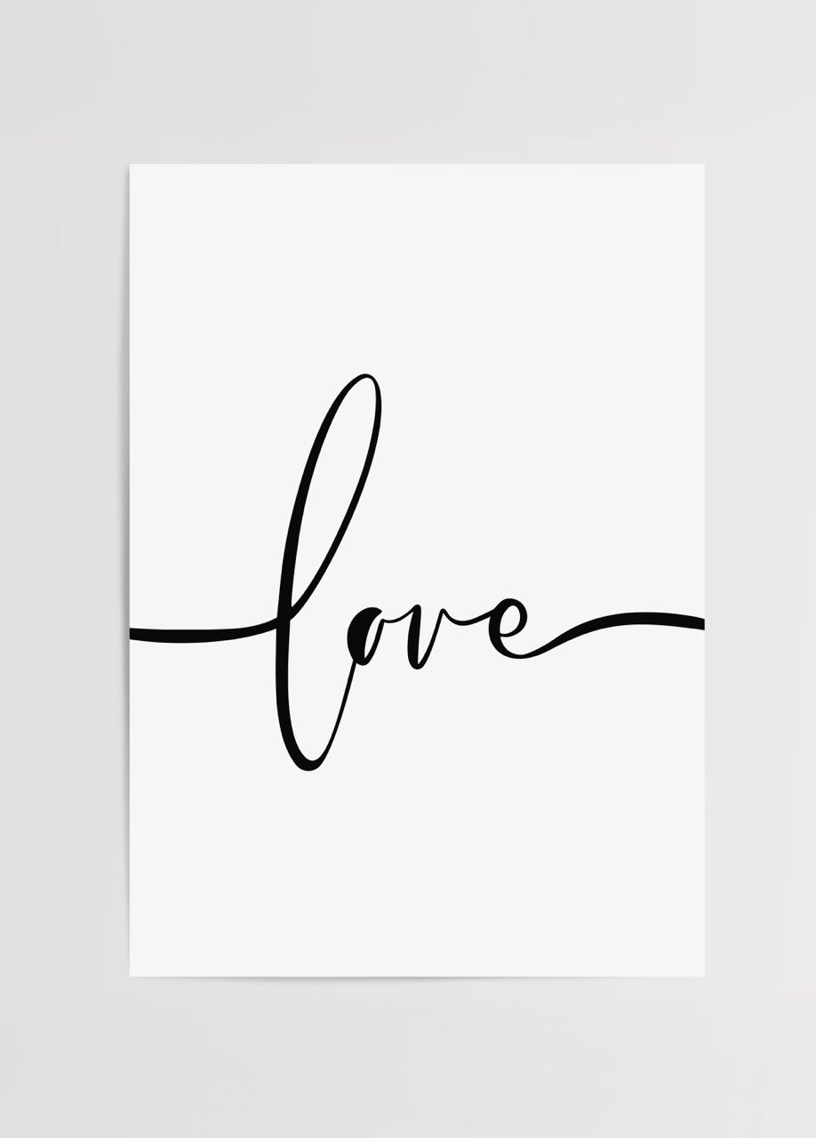 Siyah el yazısıyla yazılmış “love” kelimesi içeren beyaz zeminli minimal tipografi posteri