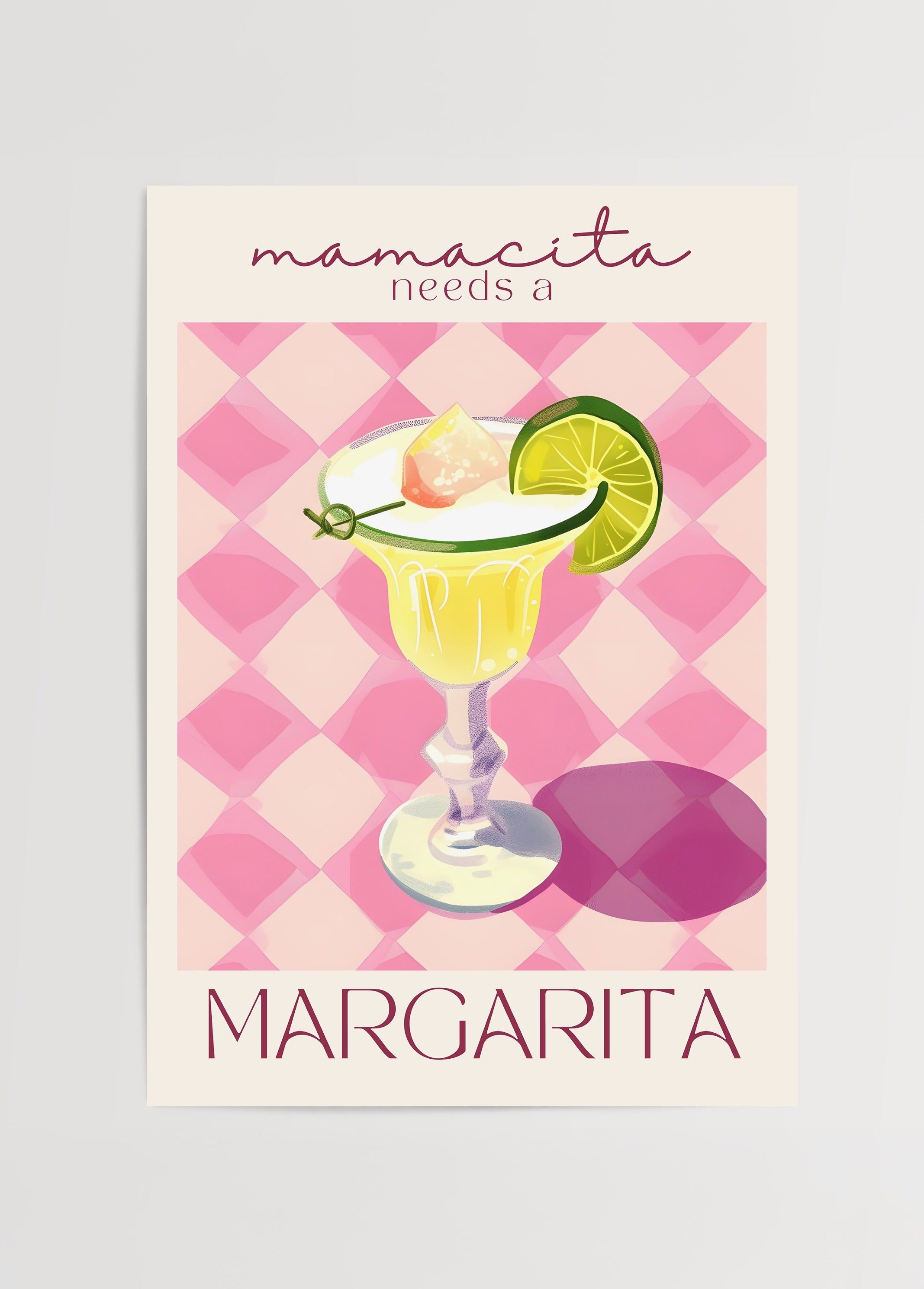 Pembe desenli arka planda limon dilimli margarita bardağı ve Mamacita needs a margarita yazılı kokteyl poster