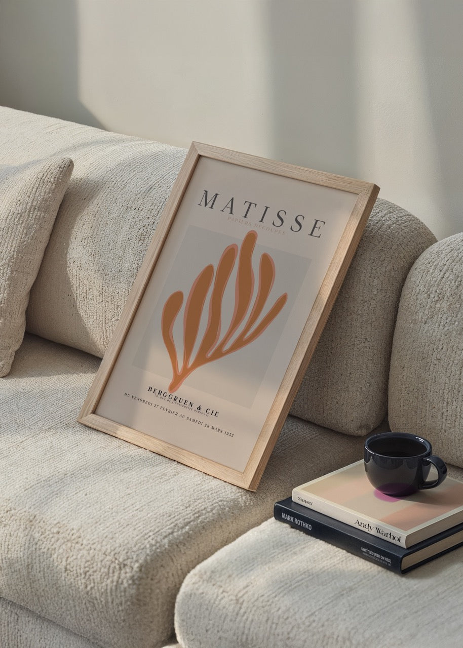 Henri Matisse’in Papiers Découpés serisinden ilham alınarak tasarlanmış turuncu yaprak formunda pastel ve minimalist duvar posteri.