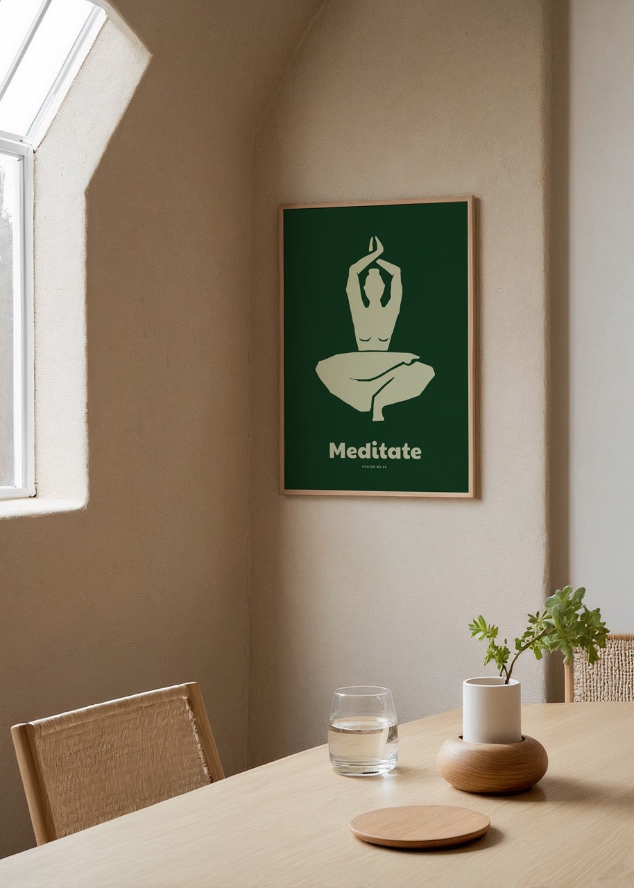 Koyu yeşil zemin üzerinde açık yeşil tonlarında meditasyon yapan kadın figürü ve altında “Meditate” yazısı bulunan minimalist poster