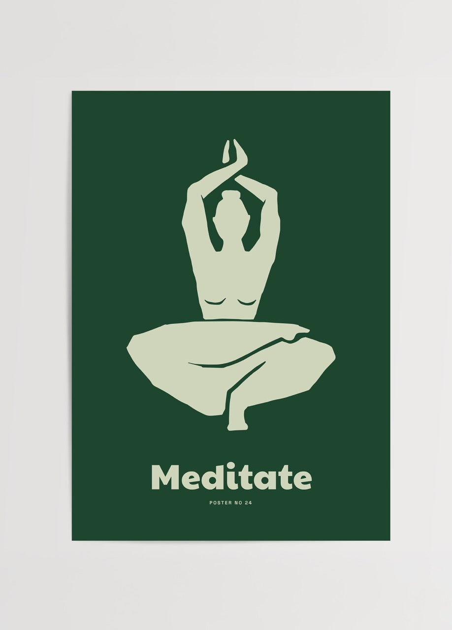 Koyu yeşil zemin üzerinde açık yeşil tonlarında meditasyon yapan kadın figürü ve altında “Meditate” yazısı bulunan minimalist poster