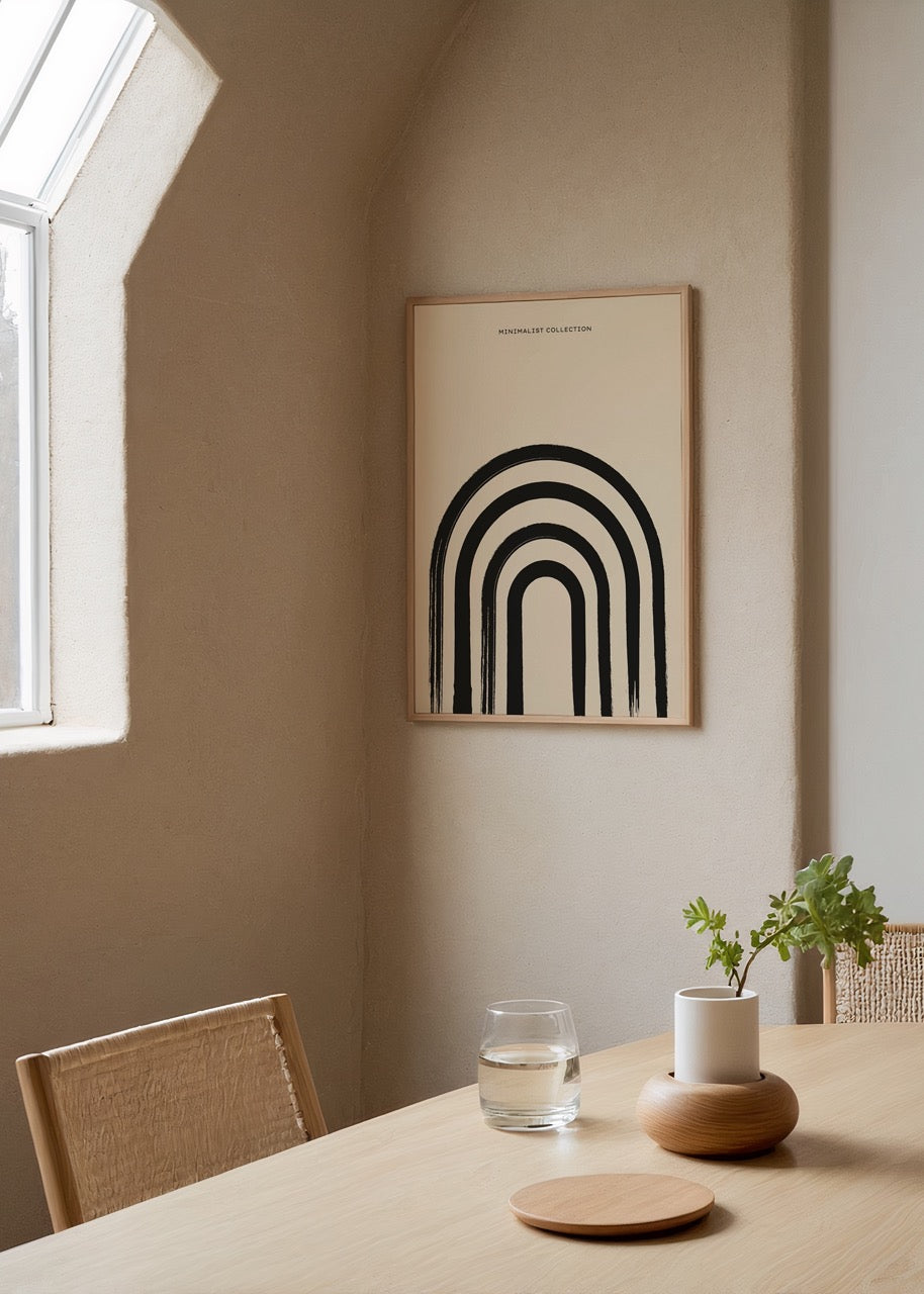 Siyah fırça darbeleriyle oluşturulmuş kemer desenli minimalist poster baskısı, bej arka plan üzerinde