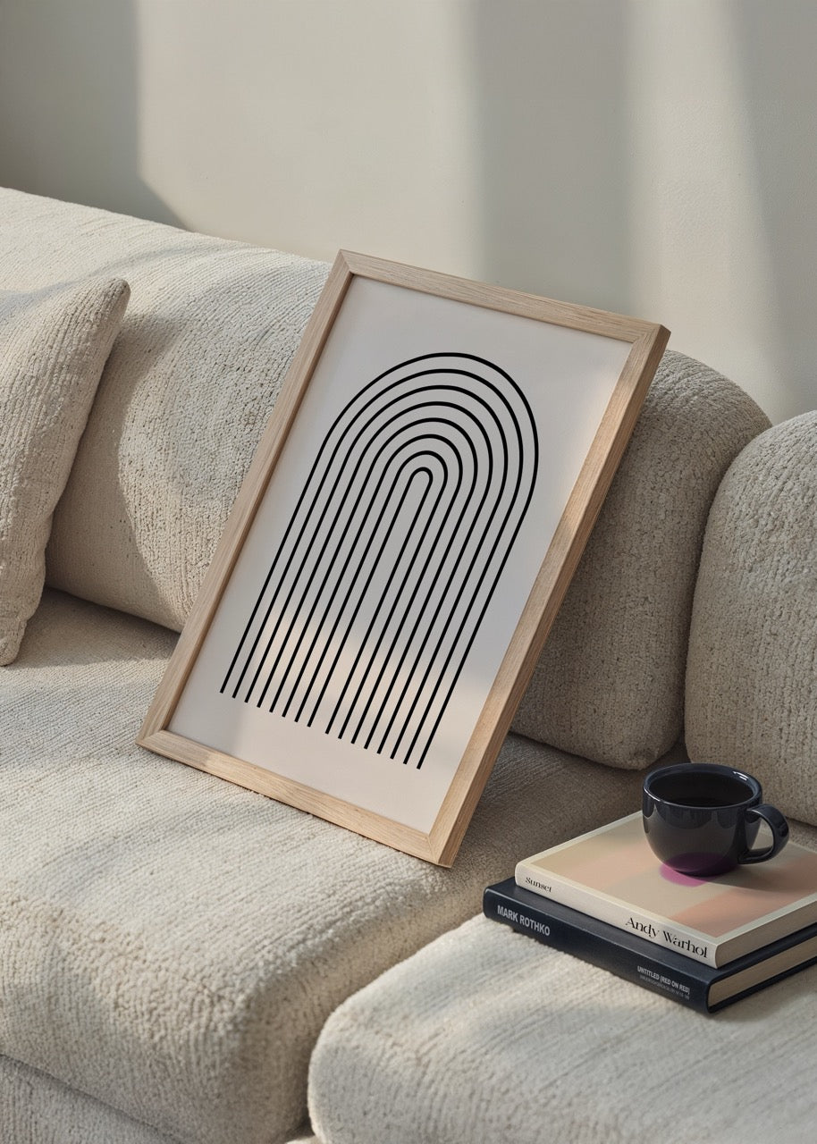 Açık bej zemin üzerinde siyah çizgilerle oluşturulmuş minimalist kemer figürlü modern poster