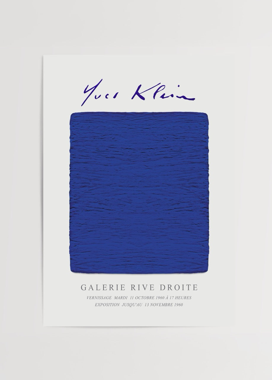 Yoğun mavi renkten oluşan, tek yüzeyli modern ve minimal galeri tarzı sanat posteri
