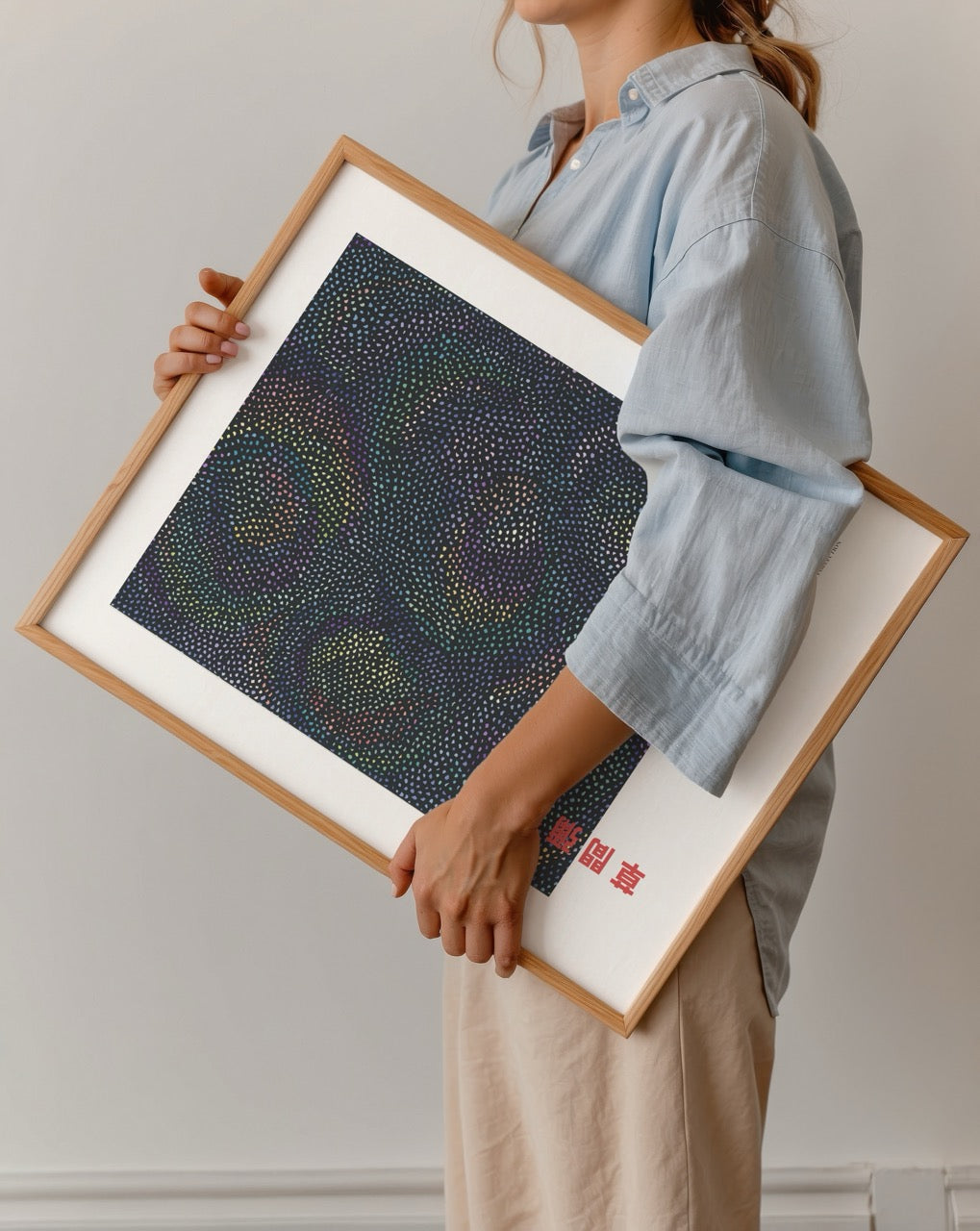 Renkli nokta dokularından oluşan lacivert zeminli modern Japon soyut sanat posteri