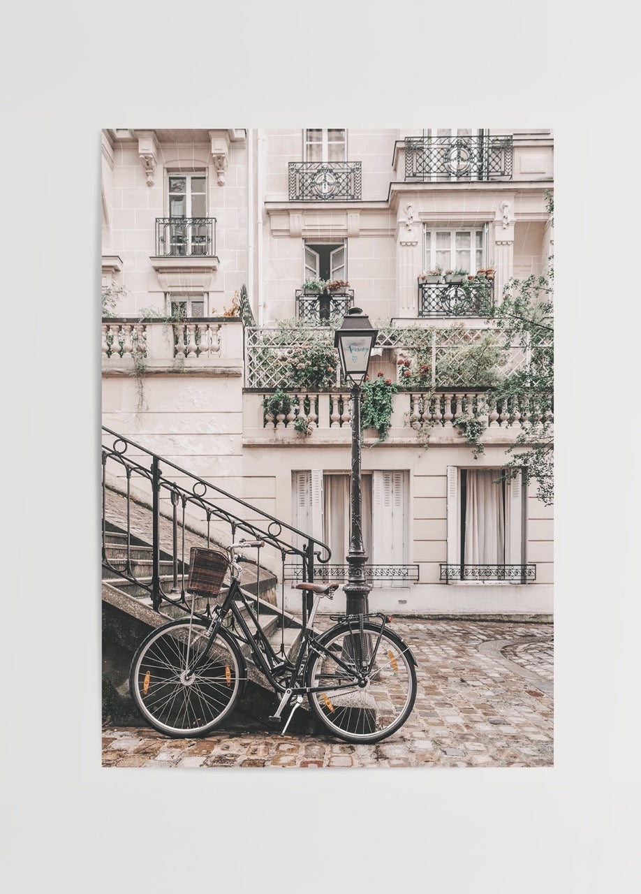 Paris sokaklarında klasik bir bisiklet, balkonlu Fransız binaları ve nostaljik şehir atmosferini yansıtan romantik şehir posteri.