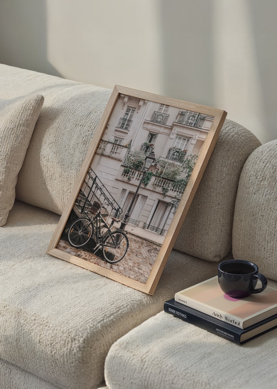 Paris sokaklarında klasik bir bisiklet, balkonlu Fransız binaları ve nostaljik şehir atmosferini yansıtan romantik şehir posteri.