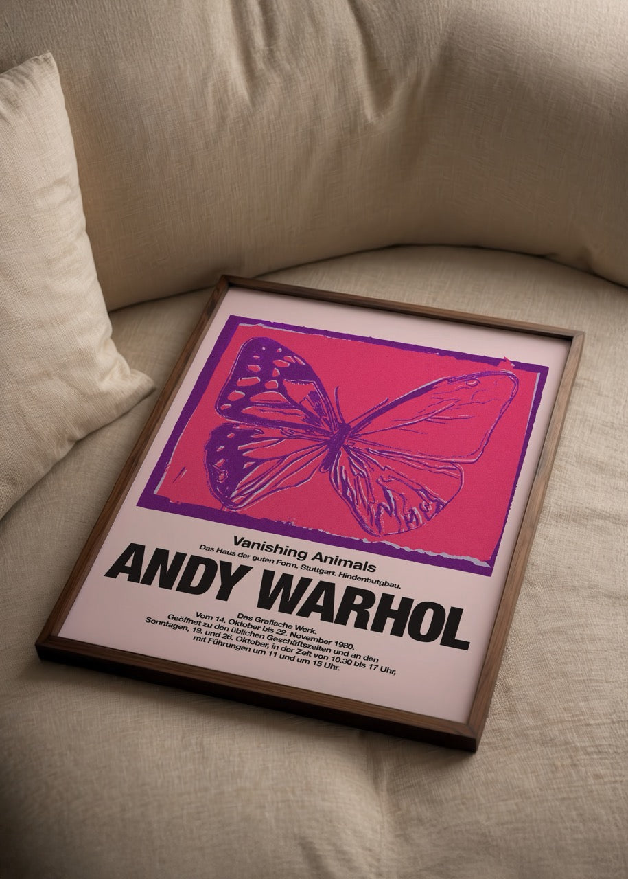 Pembe arka plan üzerinde mor çizgilerle betimlenmiş kelebek illüstrasyonu