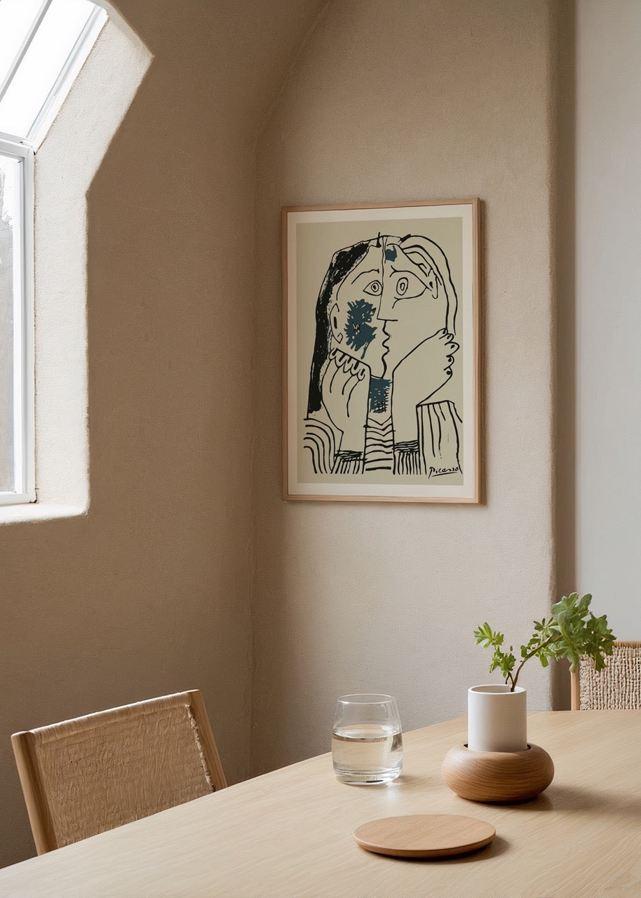Soyut çizgilerle öpüşen iki yüzü betimleyen, Picasso stilinde hazırlanmış modern sanat posteri