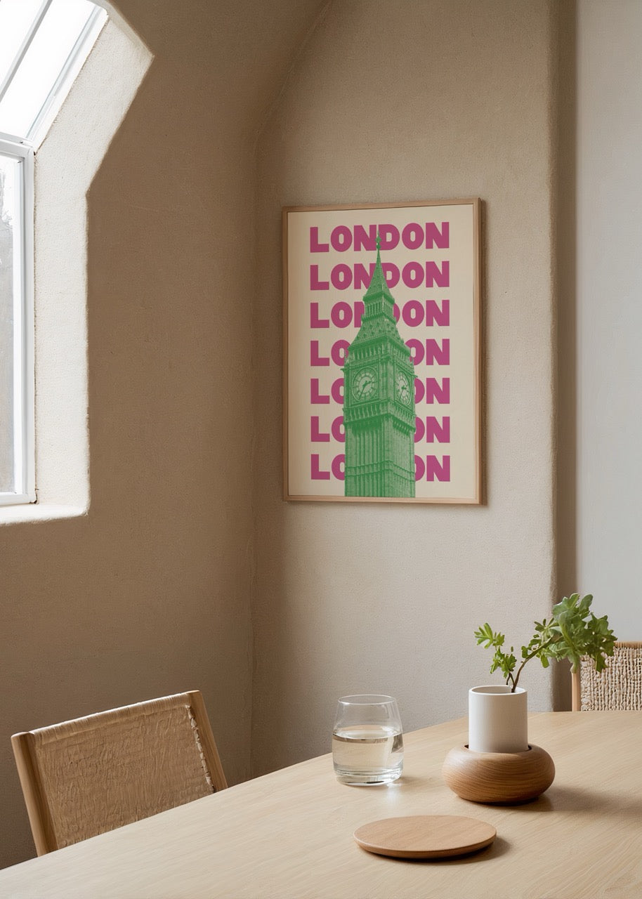 Yeşil tonlu Big Ben illüstrasyonu ve tekrar eden “LONDON” yazılarıyla tasarlanmış pop art tarzında modern şehir posteri.