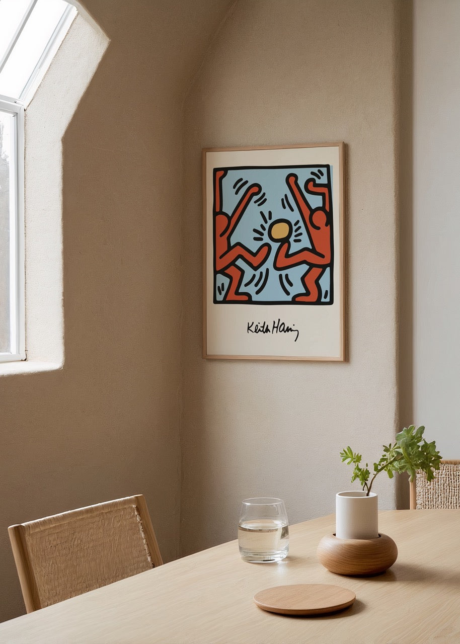 Canlı renklerle çizilmiş dans eden insan figürlerinden oluşan pop art tarzı modern duvar posteri