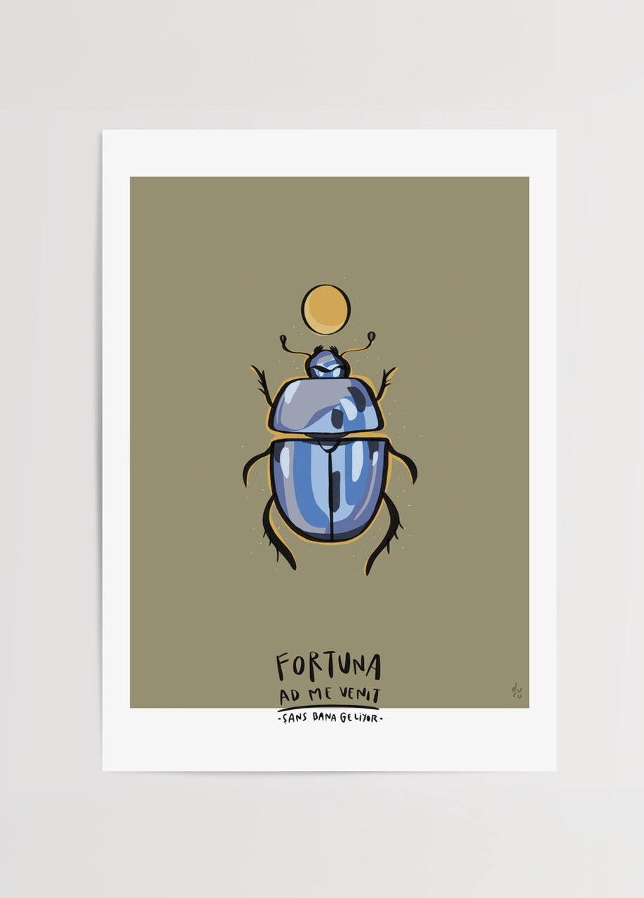 Altın daire detayıyla betimlenen mavi scarab böceği figürünün yer aldığı, şans ve koruma temalı illüstrasyon posteri.