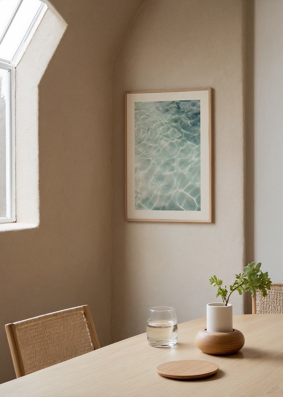 Şeffaf deniz suyunda ışık yansımalarıyla minimal mavi tonlu poster baskı