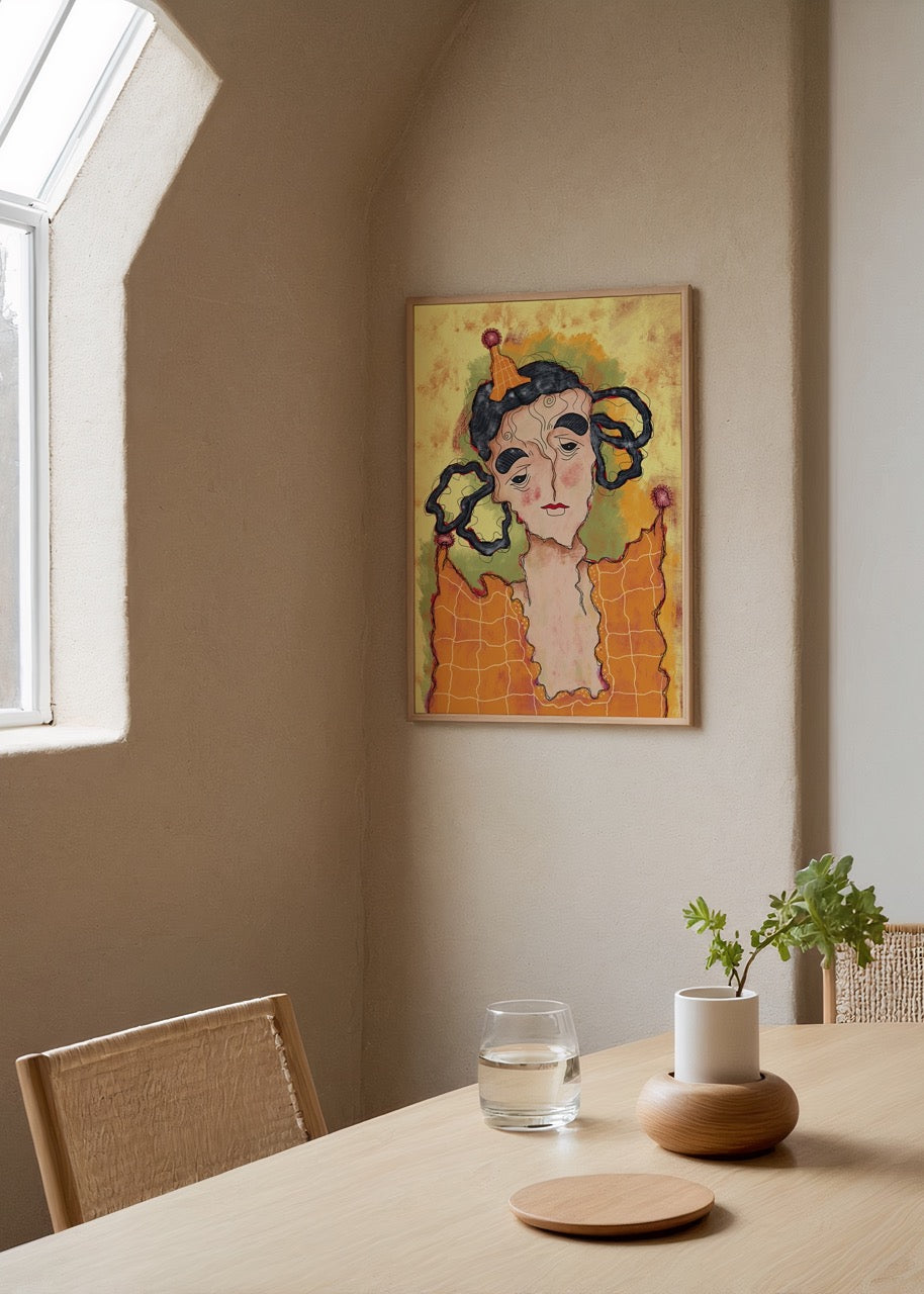 Selma Özgül’ün “Kutlama” adlı eseri – canlı turuncu tonlarda, ironik doğum günü şapkalı figür ve melankolik ifade içeren modern portre