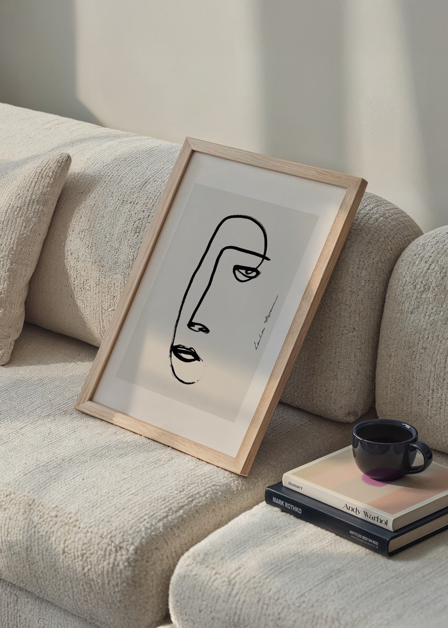 Siyah çizgiyle tasarlanmış minimalist yüz illüstrasyonu, krem zemin üzerinde modern sanat posteri
