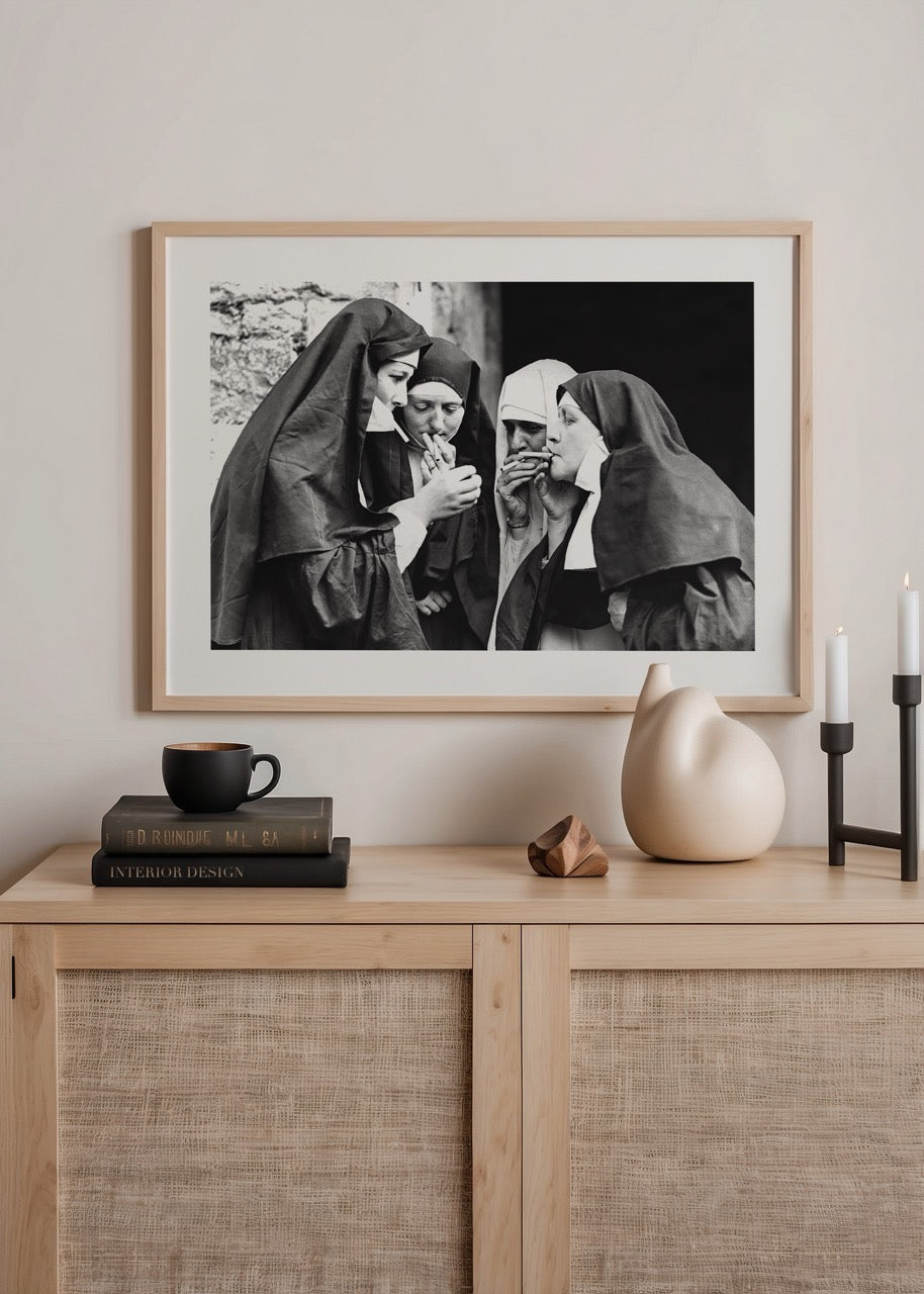 Sigara içen rahibelerin yer aldığı smoking nuns temalı vintage siyah beyaz belgesel fotoğraf
