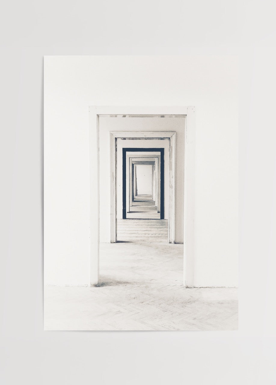 Minimalist ardışık kapılar konseptinde siyah beyaz modern fotoğraf posteri