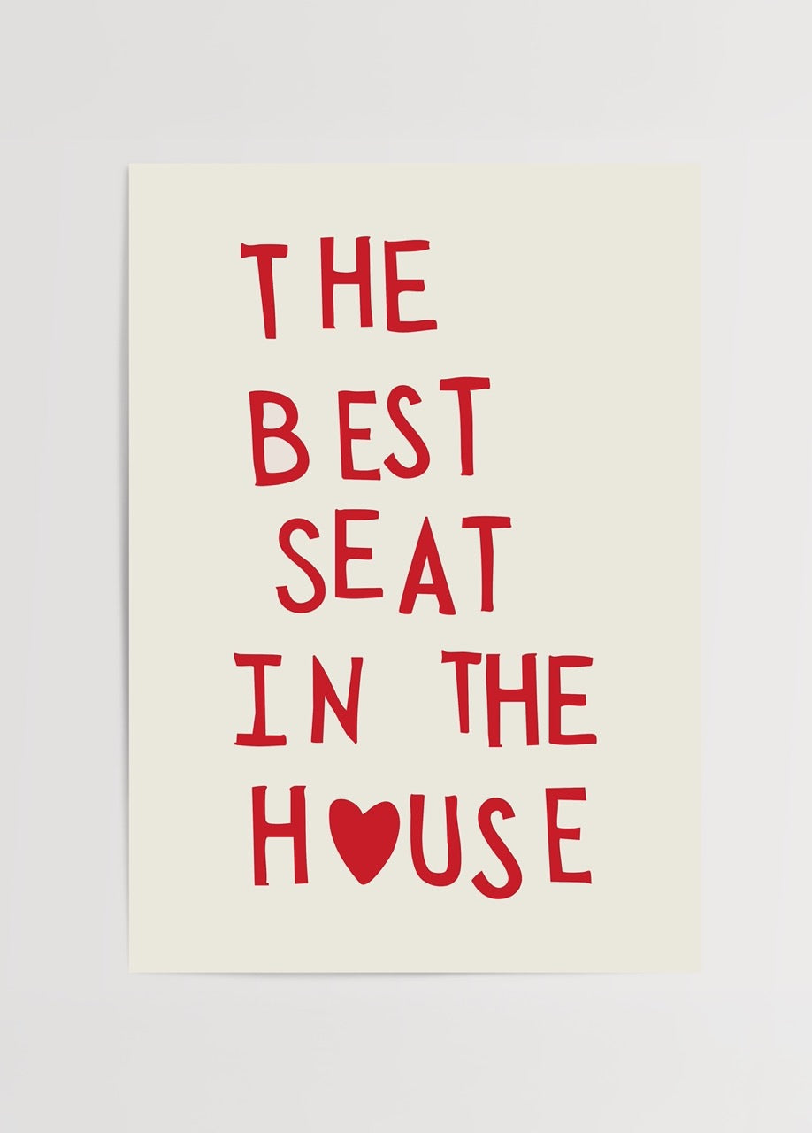 The Best Seat in the House” yazılı, kalp sembollü kırmızı tipografik mizahi poster, banyo dekorasyonu için ideal