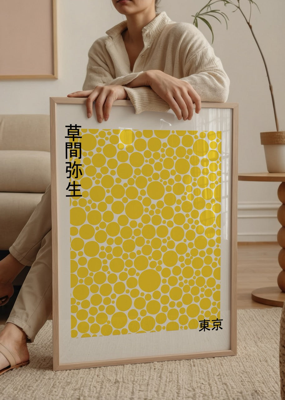 Sarı dairelerden oluşan Japon modern grafik tasarım posteri, Tokyo temalı minimal sanat eseri.