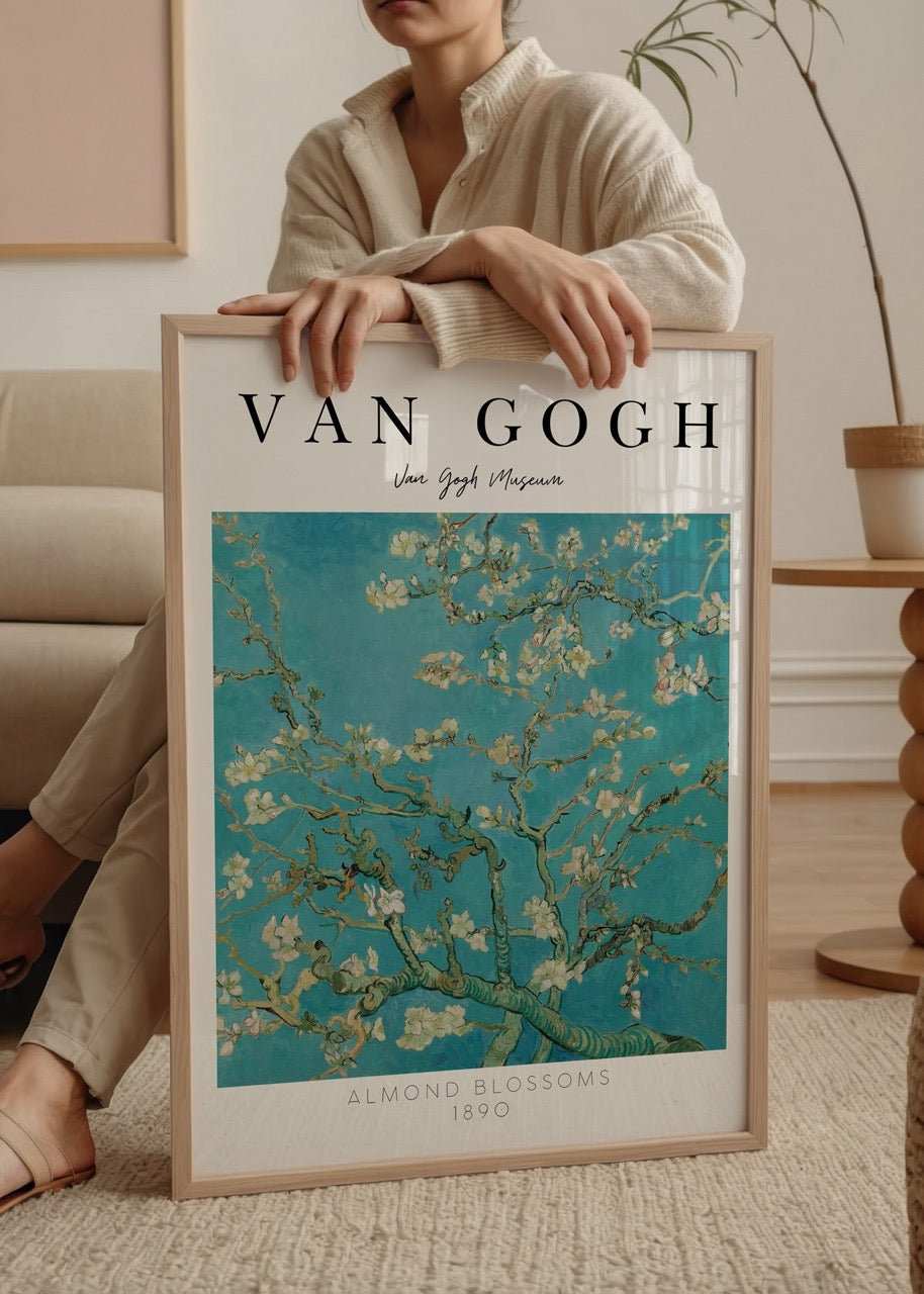 Van Gogh’un Badem Çiçekleri tablosunu gösteren modern ve zarif poster baskısı, beyaz fon üzerinde mavi arka planlı çiçek dallarıyla.