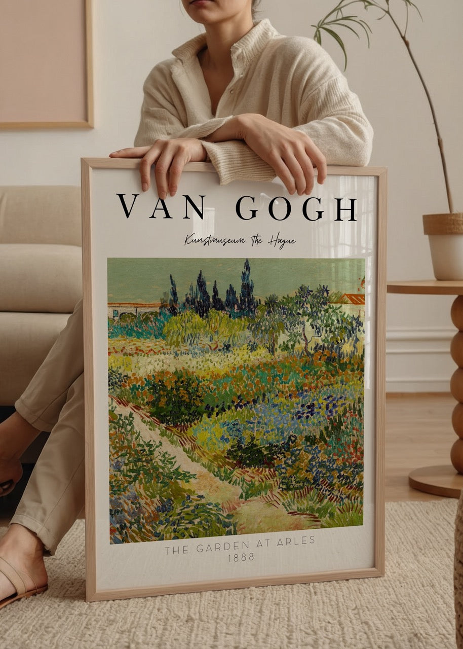 Vincent van Gogh’un 1888 tarihli “The Garden at Arles” adlı tablosundan uyarlanmış, çiçekli ve doğa temalı sanat posteri.