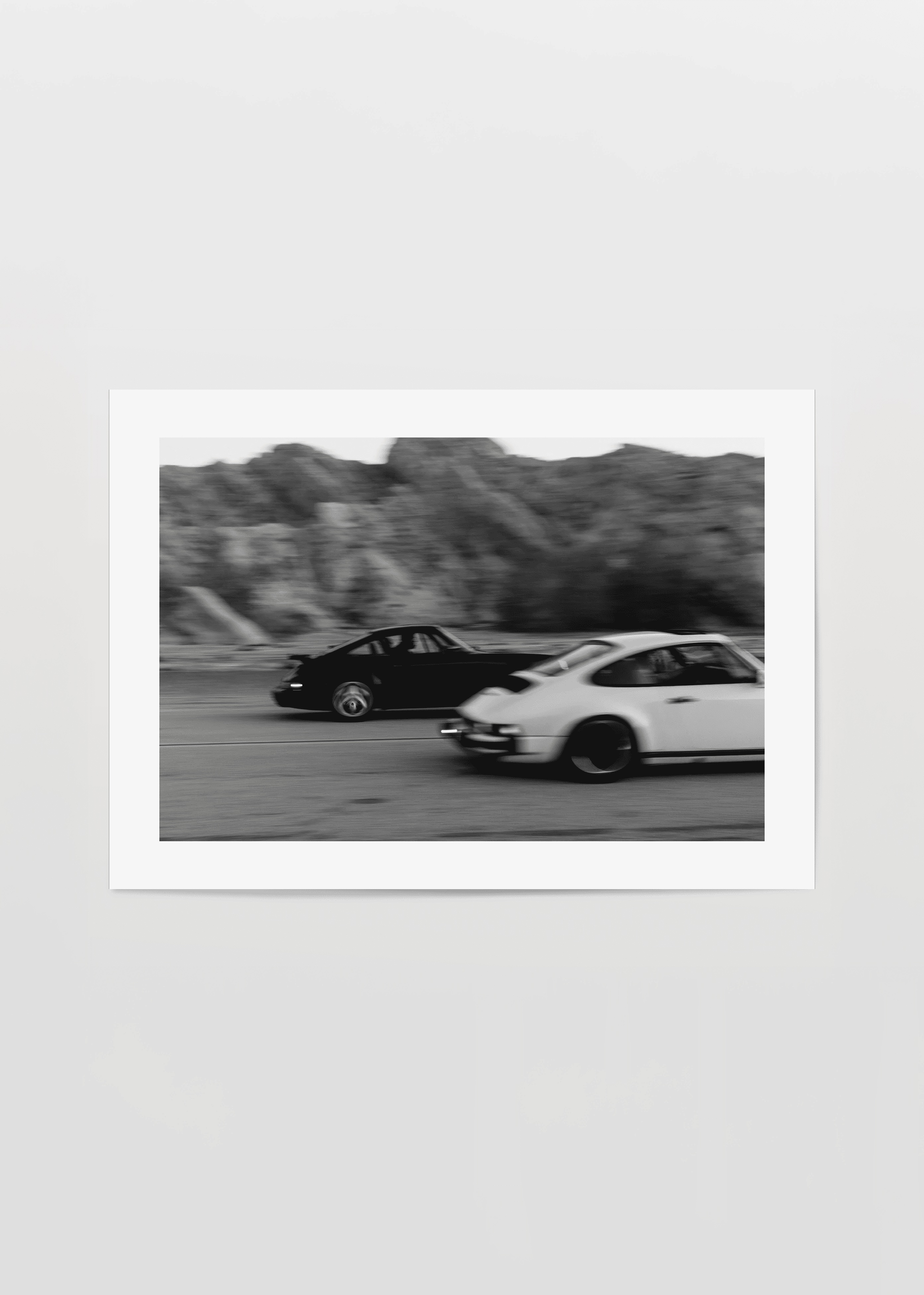 Yarış sırasında Porsche 911 modellerini gösteren vintage siyah beyaz otomobil fotoğrafı