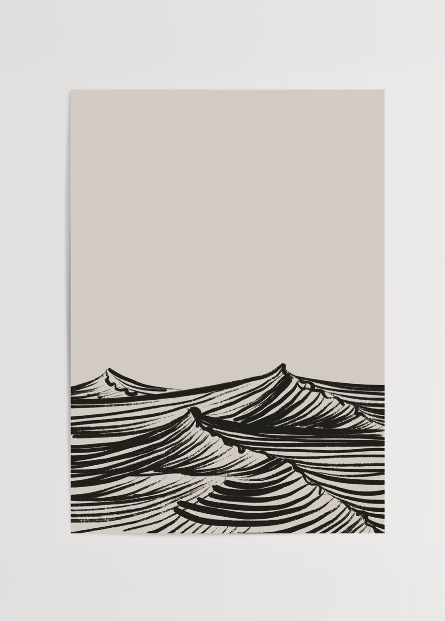 Bej zemin üzerinde siyah çizgilerle dalga desenli minimalist duvar posteri.