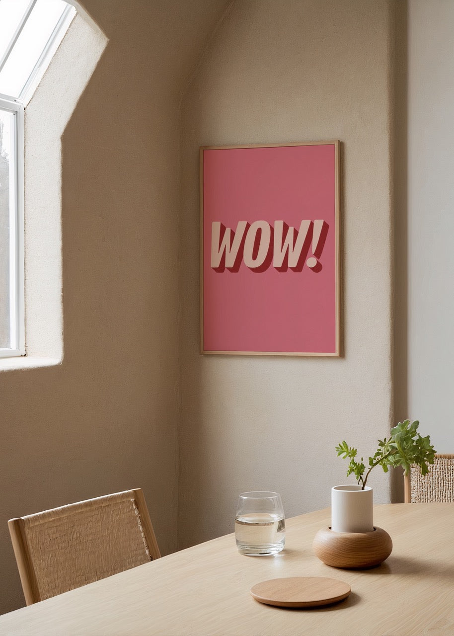 Pembe zemin üzerinde büyük beyaz tipografiyle "WOW!" yazılı modern dekoratif poster