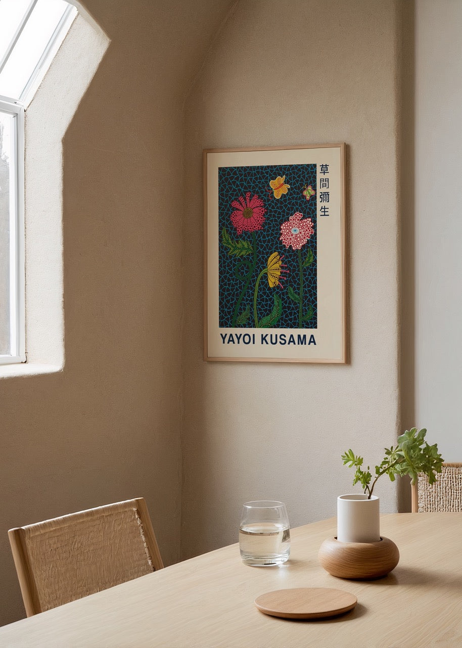 Yayoi Kusama stilinde siyah zemin üzerinde renkli çiçek ve kelebek desenli modern poster baskı