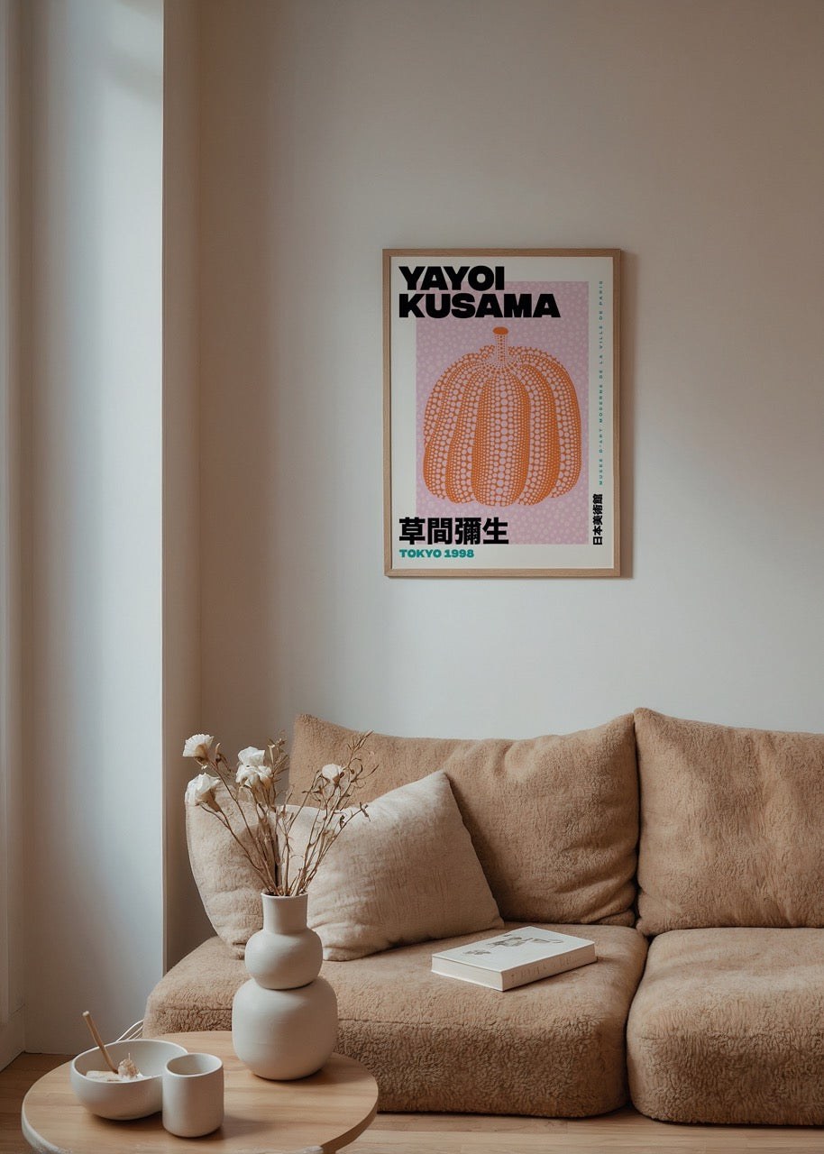 Yayoi Kusama’nın pembe arka plan üzerinde benekli turuncu kabak tasarımı, Tokyo 1998 posteri