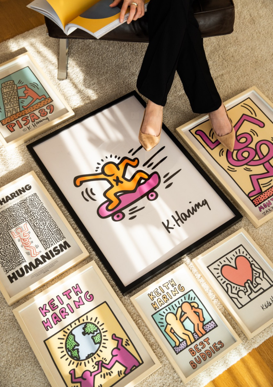 Modern galeri duvarı poster ve çerçevelerle dekorasyon önerisi