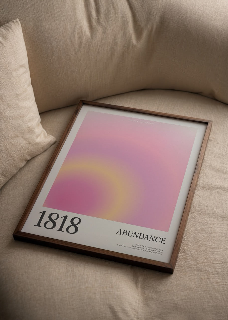 Pembe ve altın tonlarda, 1818 sembolü içeren yumuşak geçişli soyut tasarım