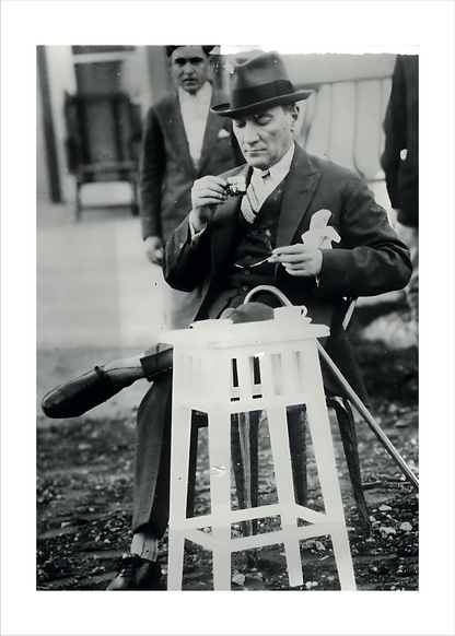 Mustafa Kemal Atatürk Çay Molasında Poster Baskı