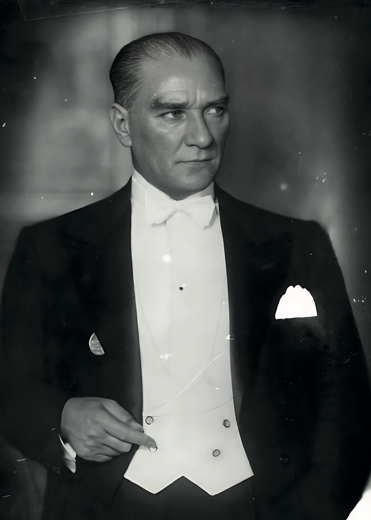 Mustafa Kemal Atatürk Beyaz Papyonlu Portre Poster Baskı
