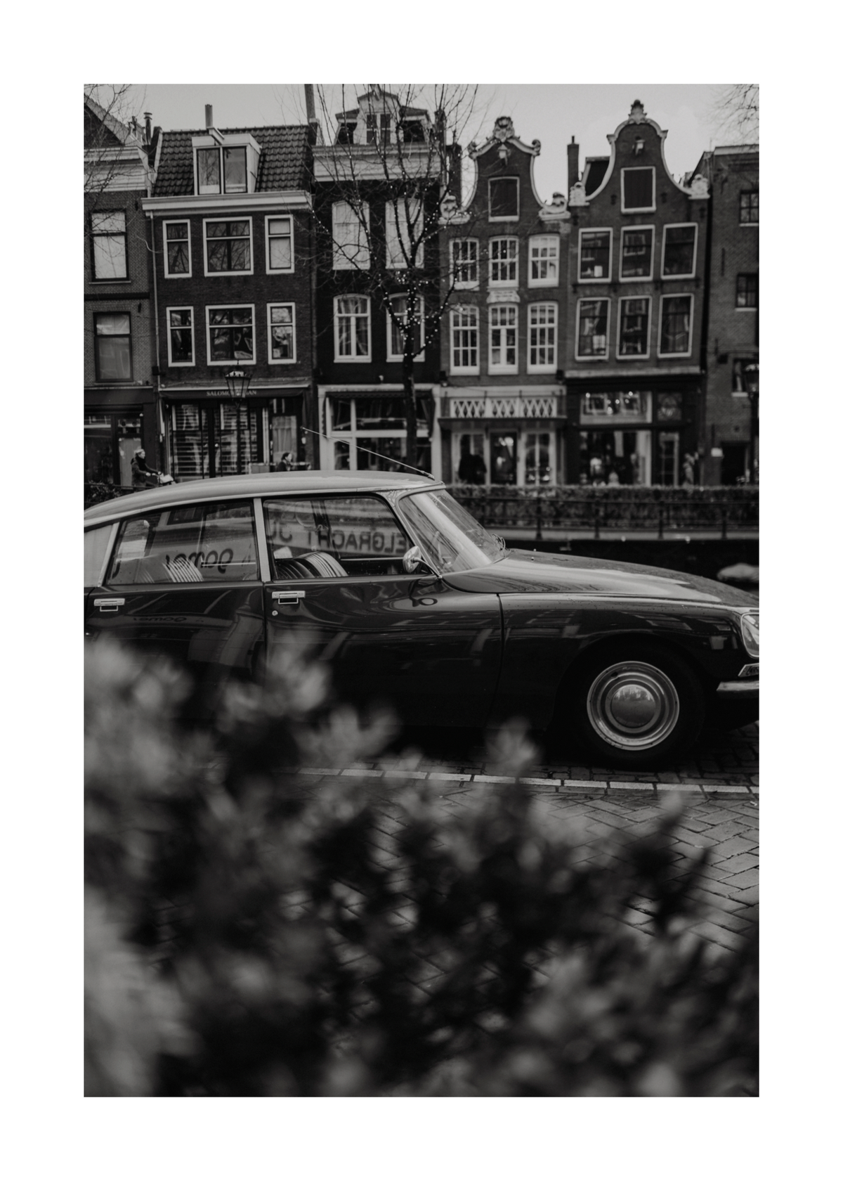 Amsterdam Vintage Car – Siyah Beyaz Şehir Fotoğrafı Poster Baskı
