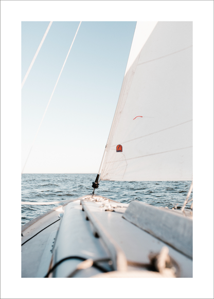 Açık Denizde Yelkenli Minimal Seyahat Fotoğraf Posteri