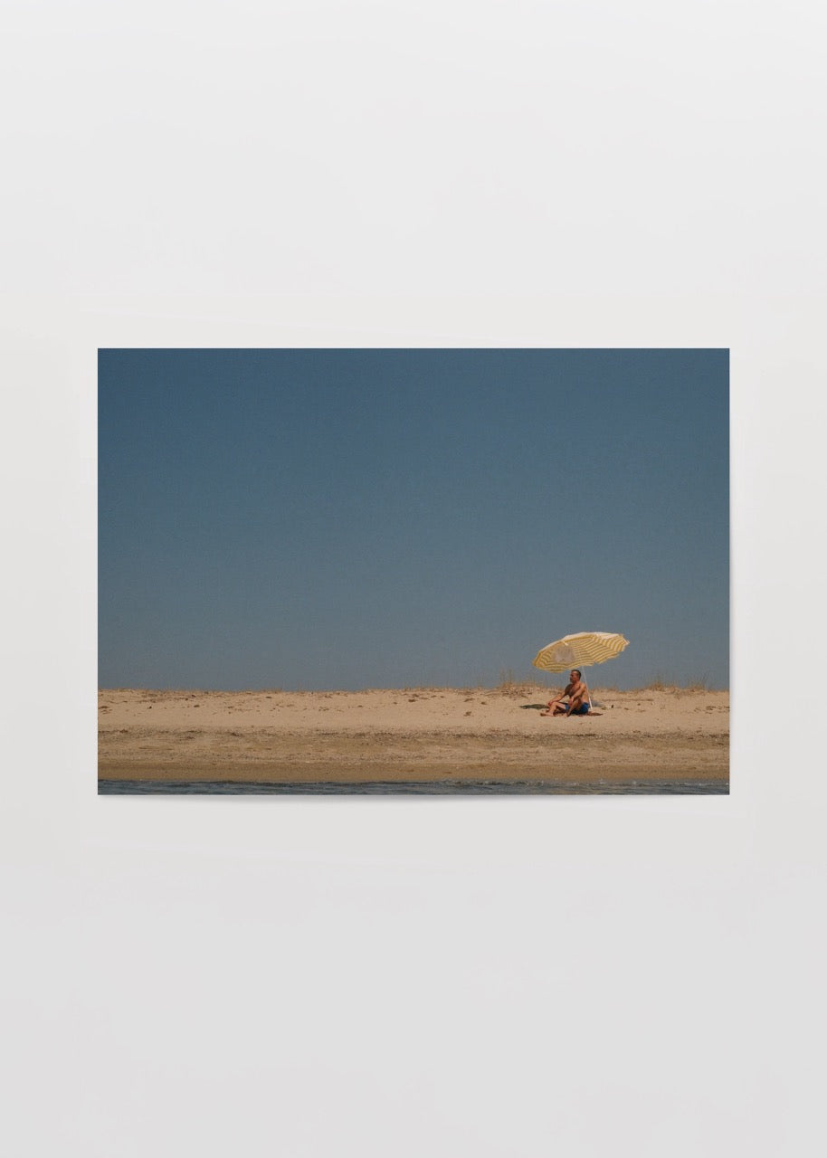 Sahilde Tek Başına