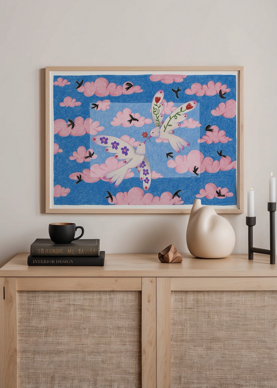 Mavi gökyüzü ve pembe bulutlar arasında uçan, kanatları çiçek desenleriyle süslenmiş iki beyaz kuşun yer aldığı masalsı illüstrasyon.