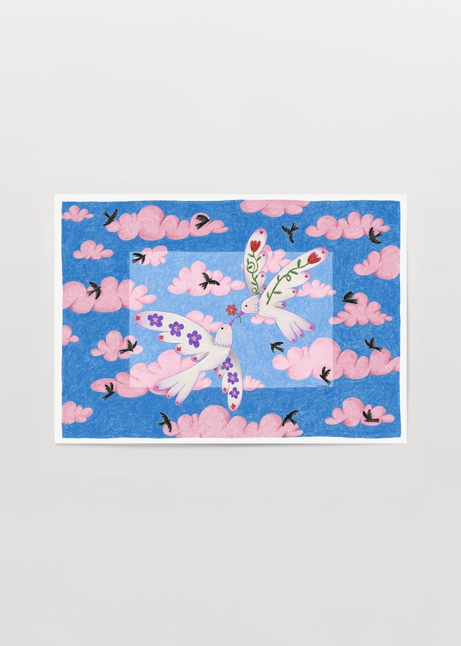 Mavi gökyüzü ve pembe bulutlar arasında uçan, kanatları çiçek desenleriyle süslenmiş iki beyaz kuşun yer aldığı masalsı illüstrasyon.