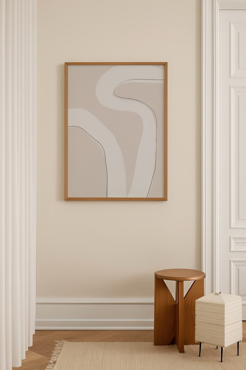 Bej arka plan üzerinde beyaz akışkan çizgilerden oluşan minimalist soyut poster