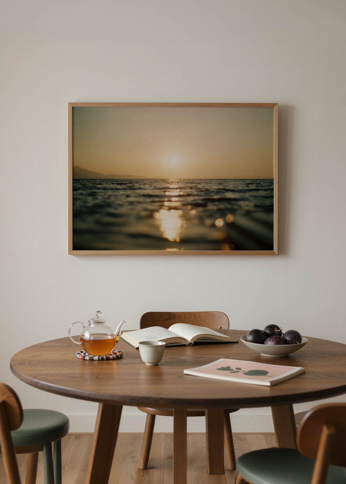 Deniz üzerinde gün batımının altın yansımalarını ve ufukta batan güneşi gösteren sıcak tonlu minimalist sahil fotoğrafı.