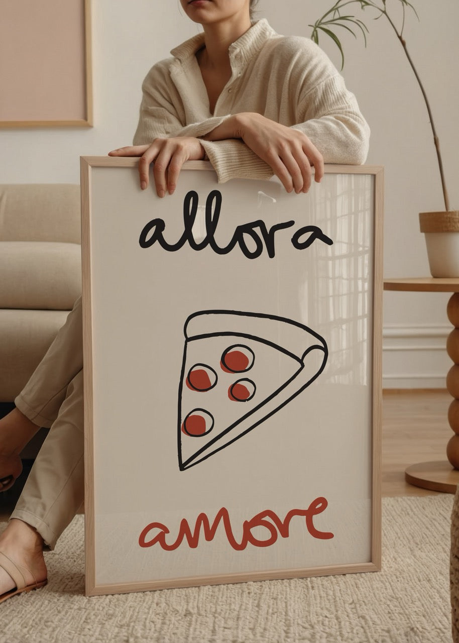 El çizimi pizza dilimi ve “allora amore” yazılı eğlenceli İtalyan temalı mutfak posteri.