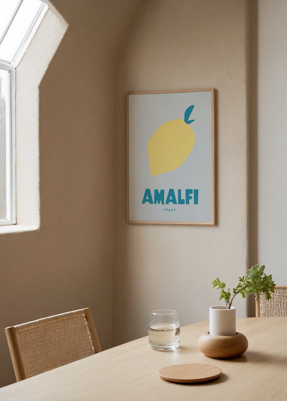 Açık mavi zemin üzerine sarı limon ve mavi yaprakla çizilmiş Amalfi Italy yaz temalı minimal illüstratif poster.