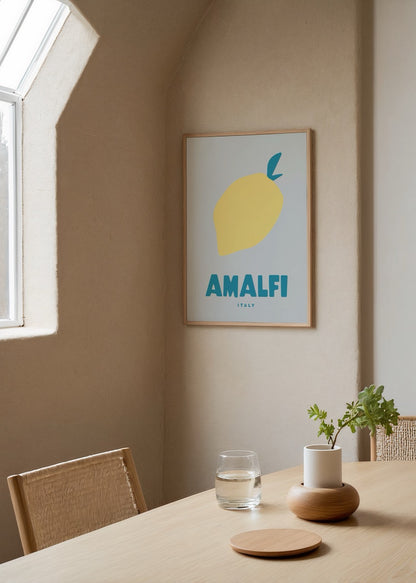 Açık mavi zemin üzerine sarı limon ve mavi yaprakla çizilmiş Amalfi Italy yaz temalı minimal illüstratif poster.