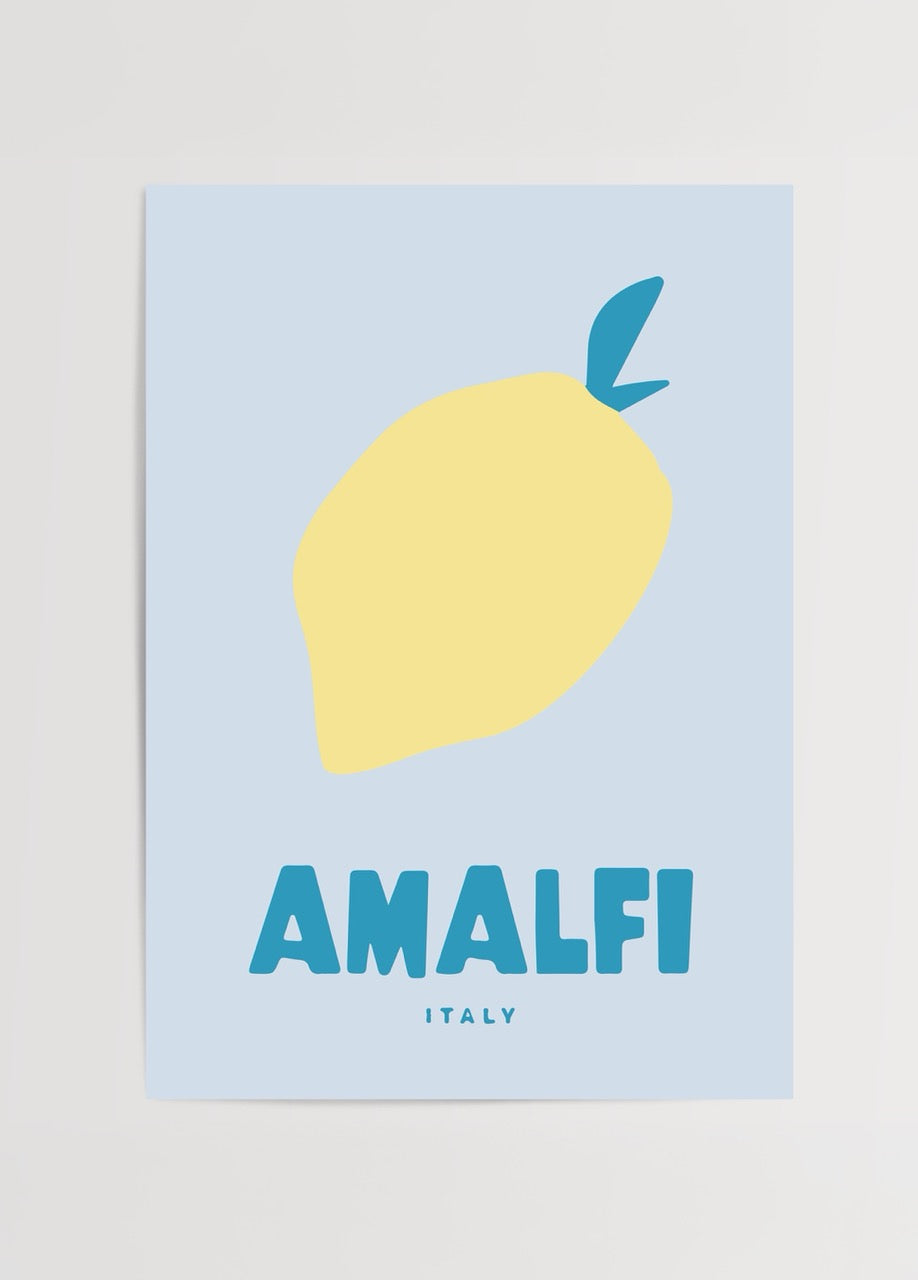 Açık mavi zemin üzerine sarı limon ve mavi yaprakla çizilmiş Amalfi Italy yaz temalı minimal illüstratif poster.