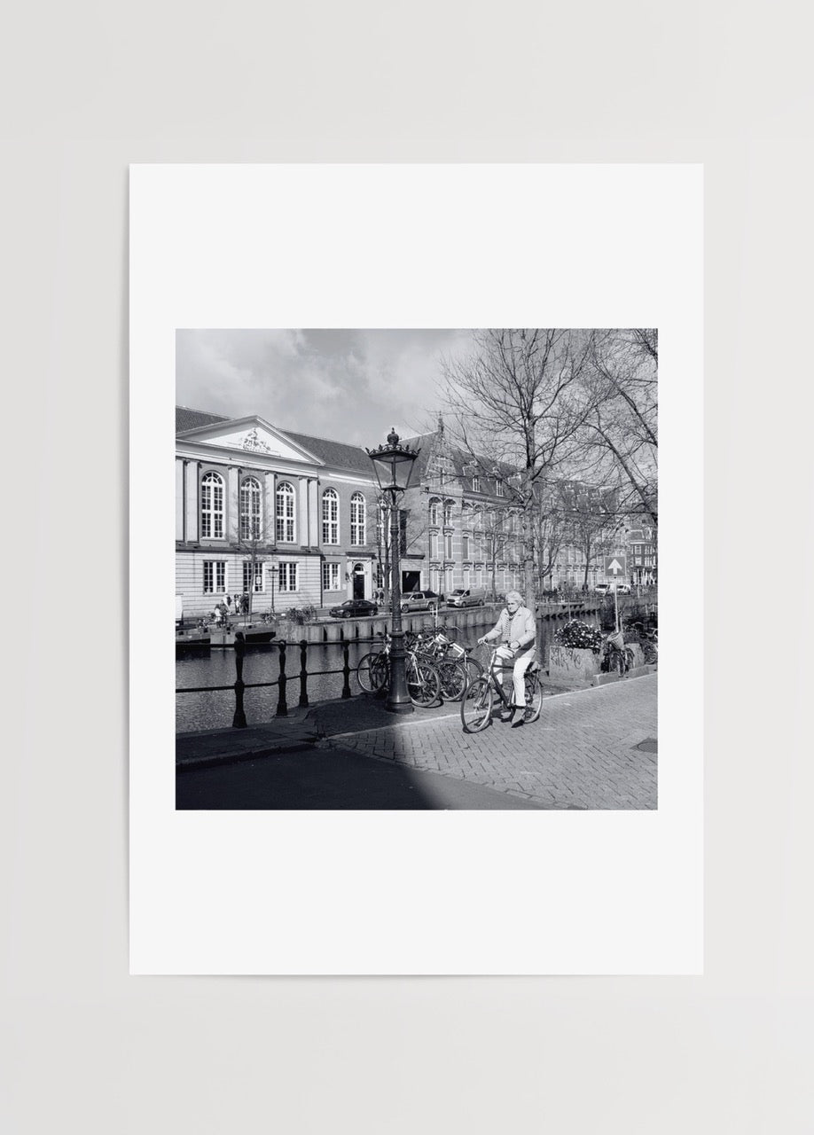Merve Kurt’un Amsterdam’da çektiği siyah-beyaz fotoğraf, bisiklet ve kanal manzarasını ölümsüzleştiren poster baskı.