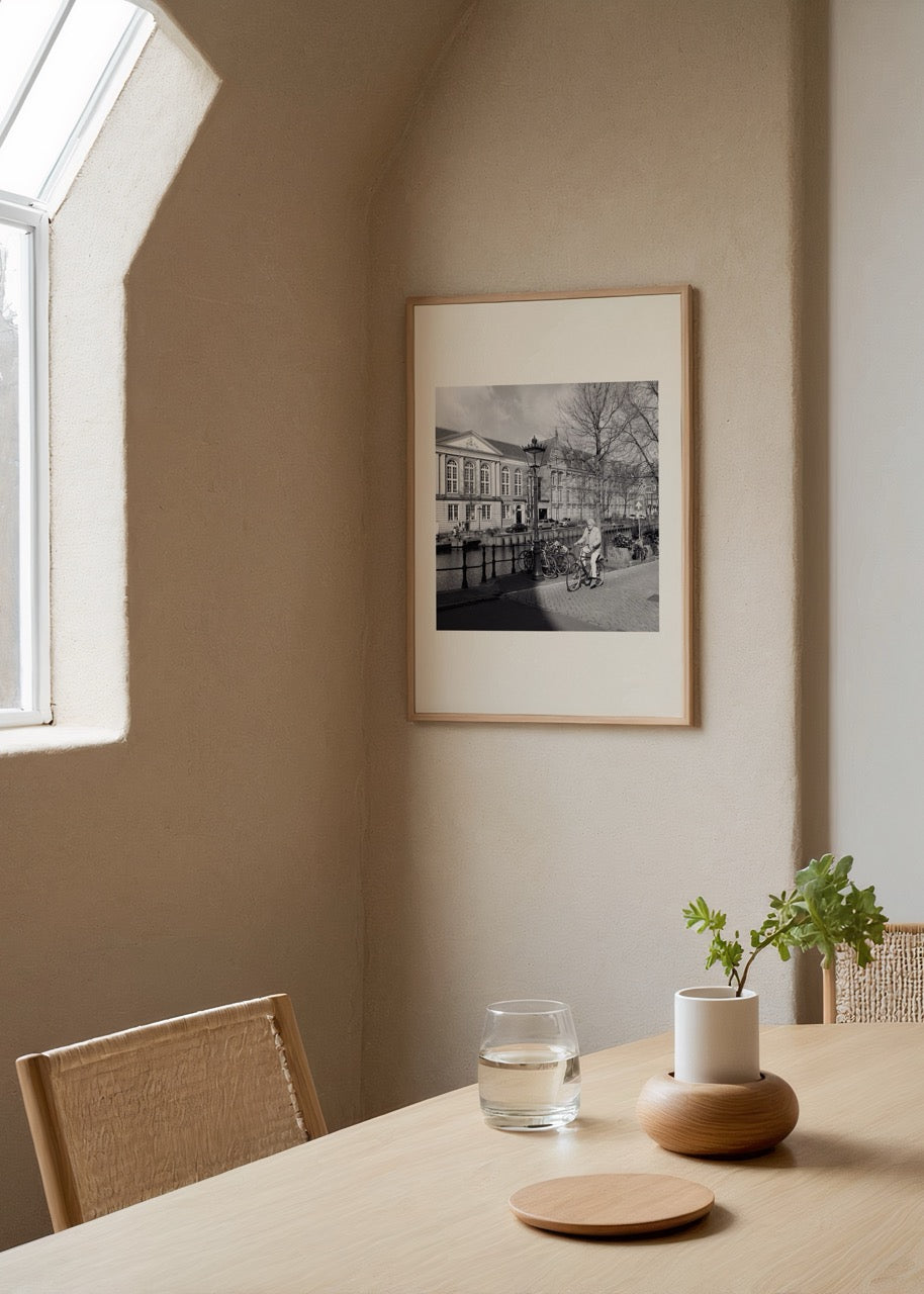 Merve Kurt’un Amsterdam’da çektiği siyah-beyaz fotoğraf, bisiklet ve kanal manzarasını ölümsüzleştiren poster baskı.