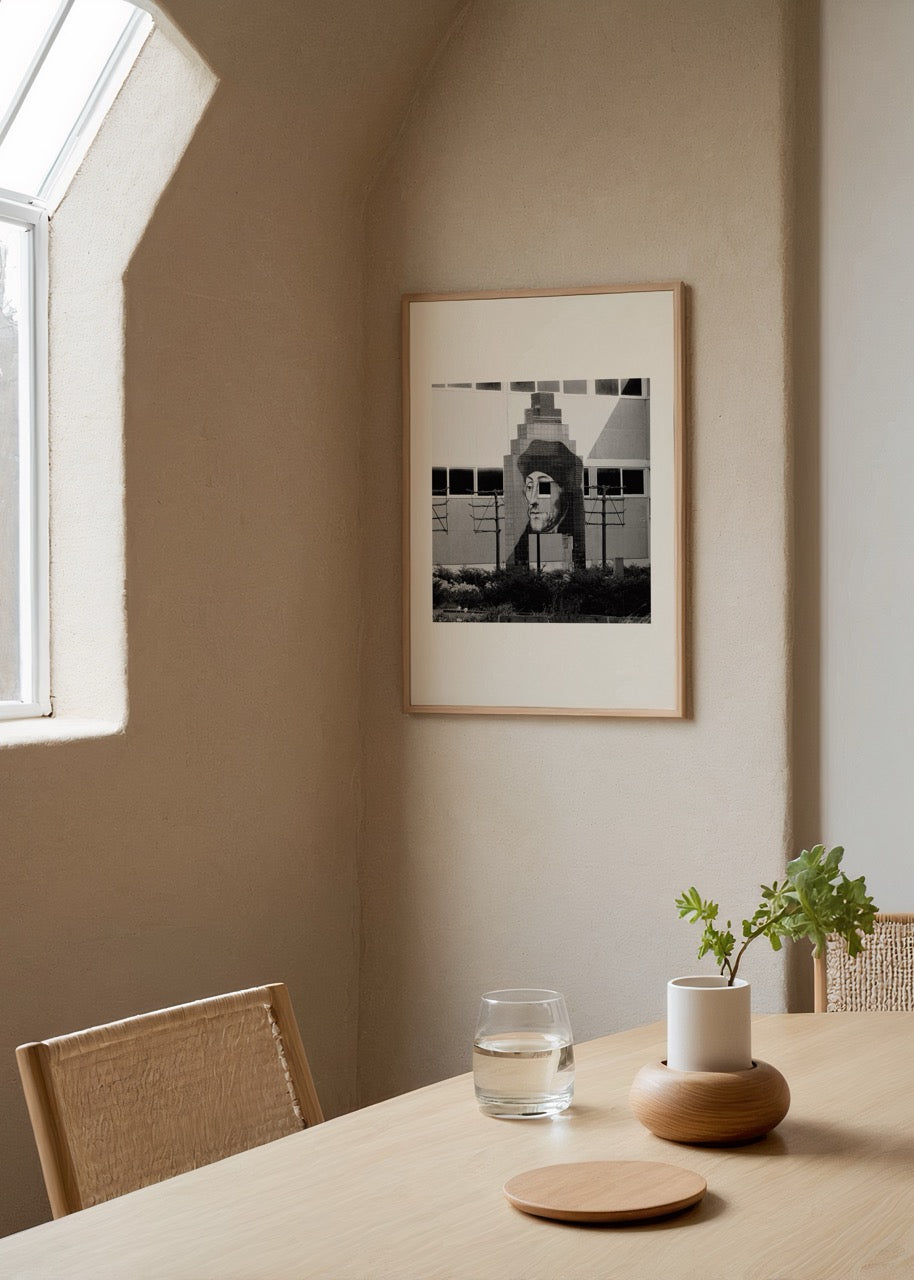 Merve Kurt’un Amsterdam’da çektiği Erasmus portresi fotoğrafı, siyah-beyaz şehir dokusu ve kültürel hafızayı yansıtan poster baskı.